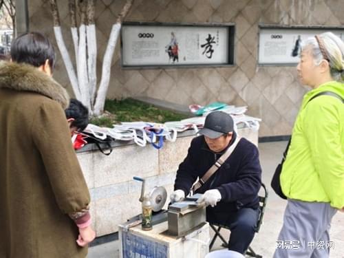 聚志愿力量 共建温暖湖滨AG真人娱乐湖滨社区：汇(图2)