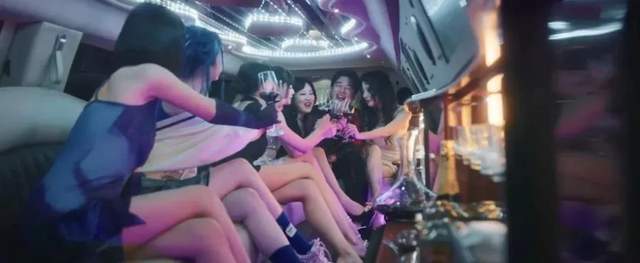 老年直播骗局、网红“剧本”真相全说透了AG真人旗舰厅易小星新片太敢拍！将中(图22)