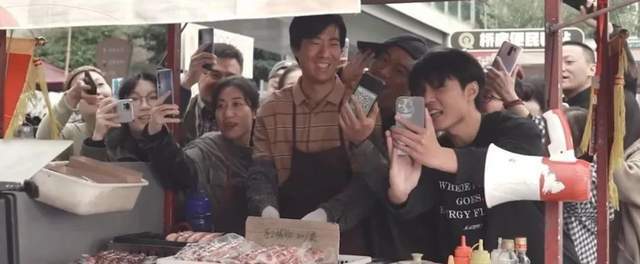 老年直播骗局、网红“剧本”真相全说透了AG真人旗舰厅易小星新片太敢拍！将中(图25)